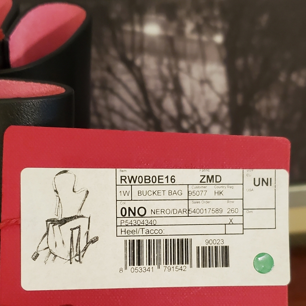 Valentino Garavani Bucket Bag with Rockstud Wallet - Picture 16 of 16